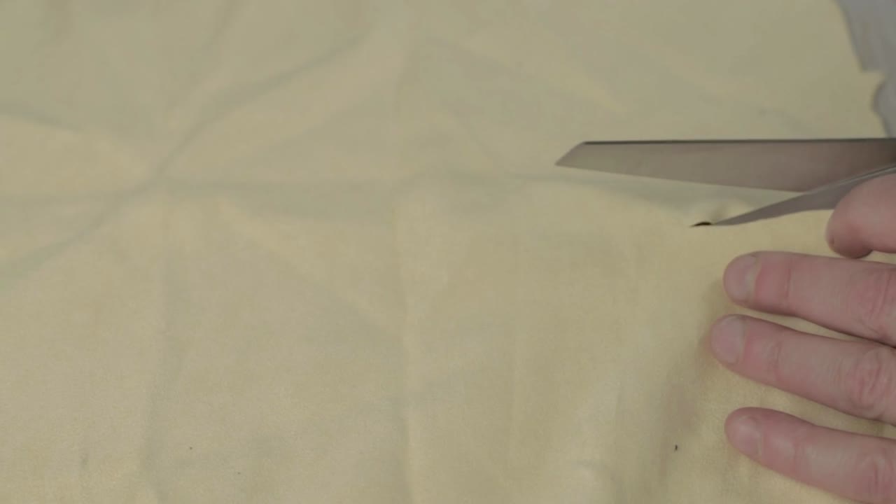 양재 가위로 천 자르기