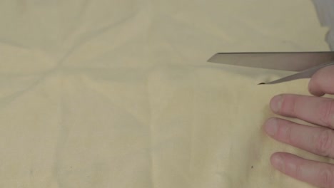 cortar tela con tijeras de confección