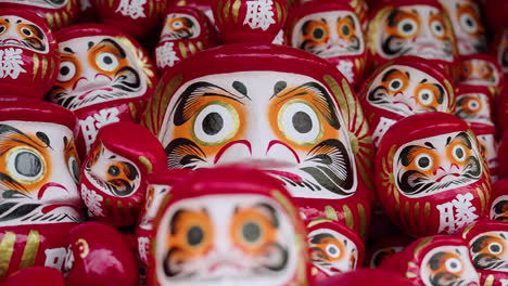 Daruma-Dolls-At-Katsuo-ji-Temple-In-Osaka,-Japan---Close-Up-Shot