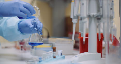 científico que trabaja en la cura del virus en el laboratorio 6