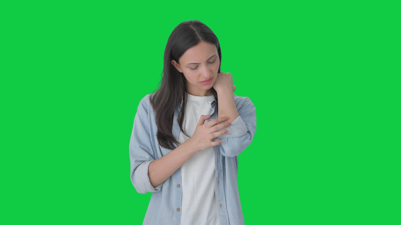 chica india aplicando una pantalla verde de vendaje
