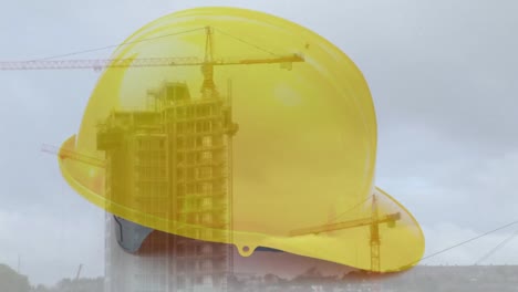 animación del casco de seguridad sobre el sitio de construcción y las grúas