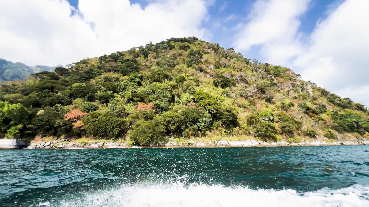 Vene kiitää Atitlán-järven rantaa pitkin Guatemalassa