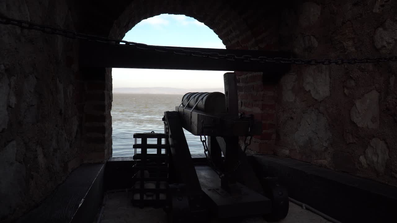 강을 가리키는 오래된 캐논