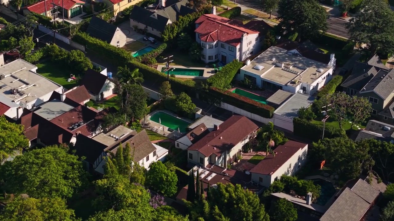 Toma de dron de casas de lujo en el barrio The Flats de Beverly Hills, Los Ángeles, California, EE. UU.