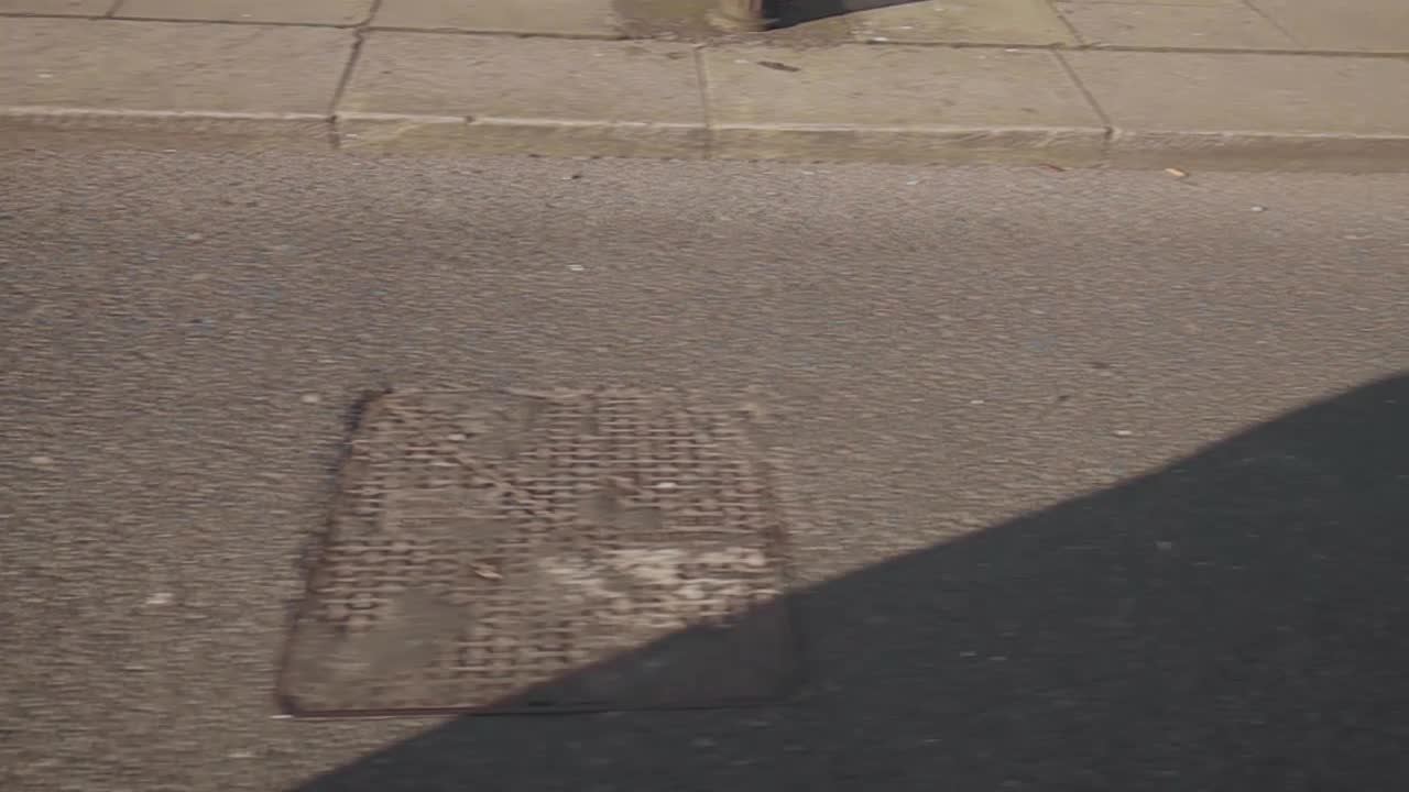 도시를 통과하는 포장도로와 도로의 슬로우 모션