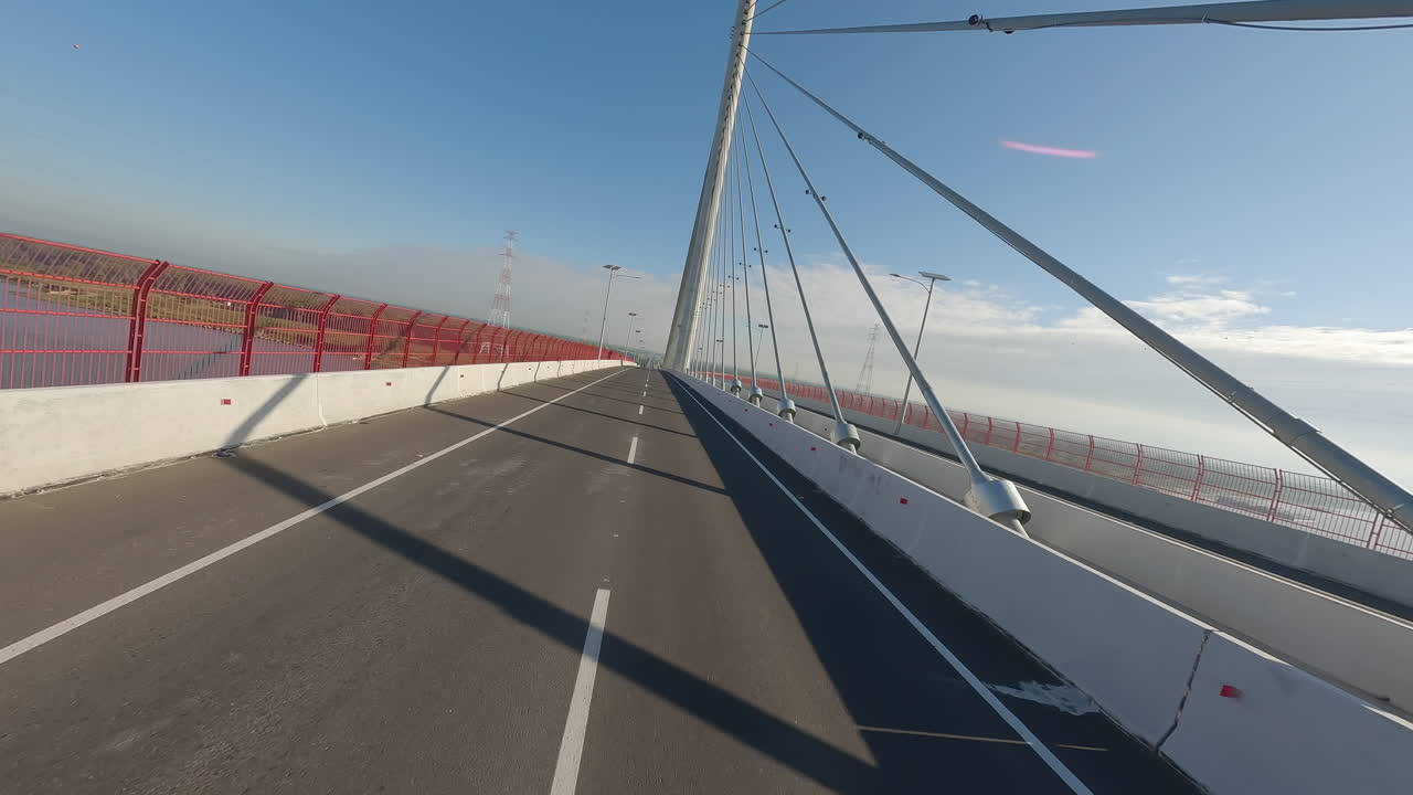 fotografía aérea desde el interior del puente héroes del chaco que conecta ambas regiones, occidental y oriental