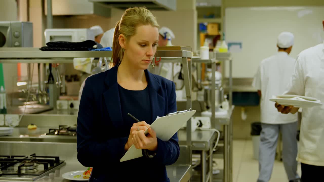 gerente femenina y chefs masculinos interactuando entre sí 4k