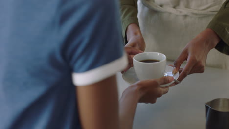 Manos-Amables-De-Mujer-Sirviendo-Café-Al-Cliente-Disfrutando-De-Un-Servicio-Profesional-En-Un-Restaurante-De-Pequeñas-Empresas-De-Cerca