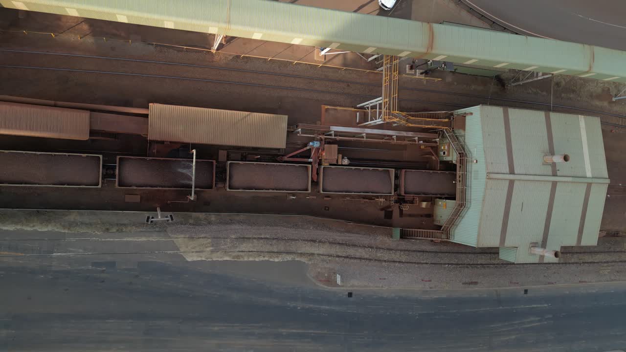 화물 열차는 원주민 땅에 있는 오스트레일리아 광산에서 항구에 철을 내리고 있습니다.