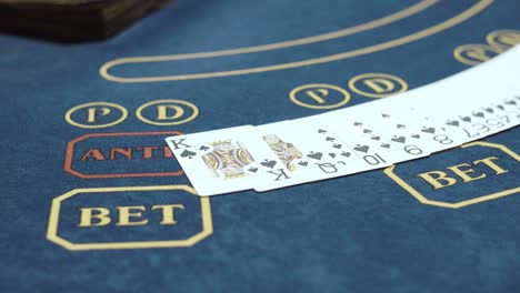 croupier profesional que trabaja durante la baraja de cartas en el casino