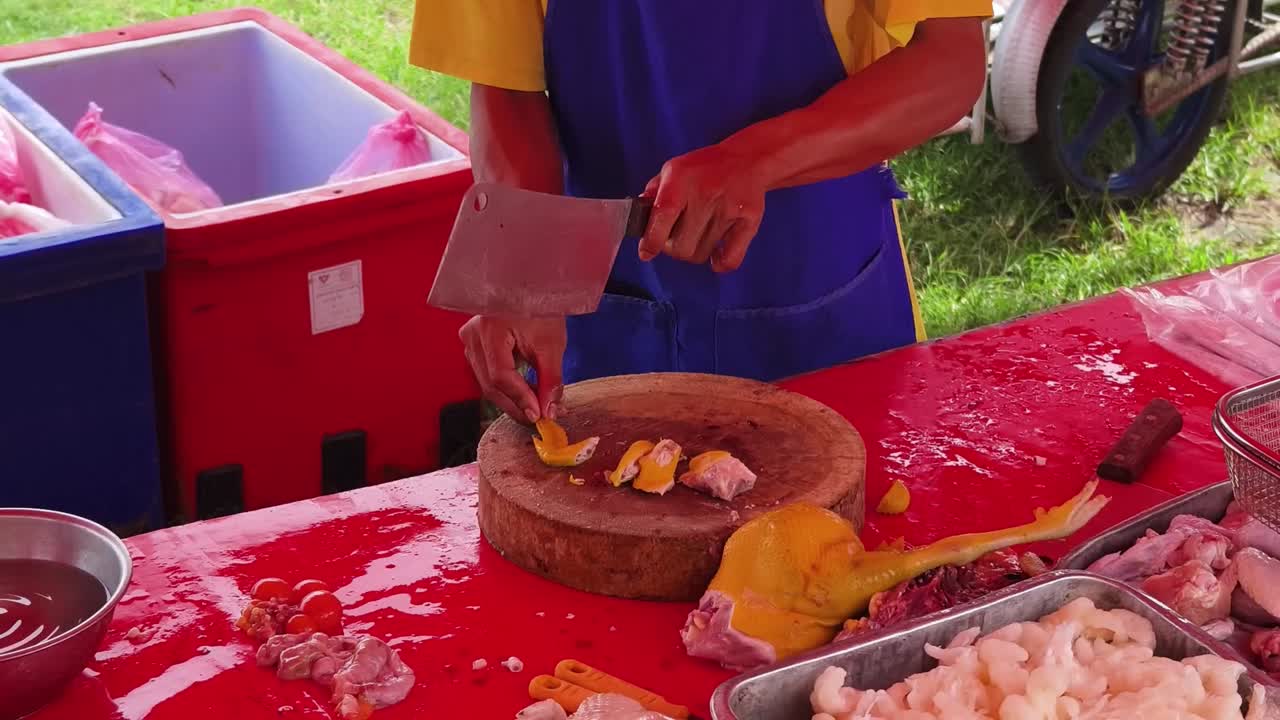 preparación de carne fresca en un mercado local