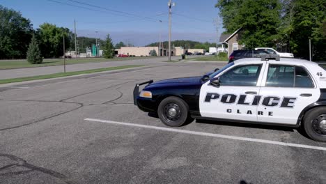 Clare,-Coche-De-Policía-De-Michigan-Estacionado-Con-Video-De-Cardán-Panorámico-De-Izquierda-A-Derecha