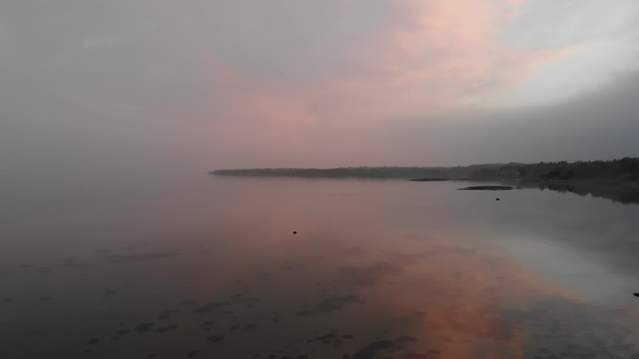 파도와 바닷새가 있는 아름다운 일몰 색상의 바다의 공중 전망