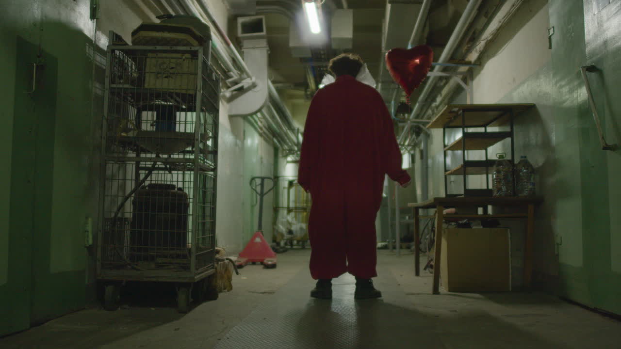 지하실에 있는 조롱거리