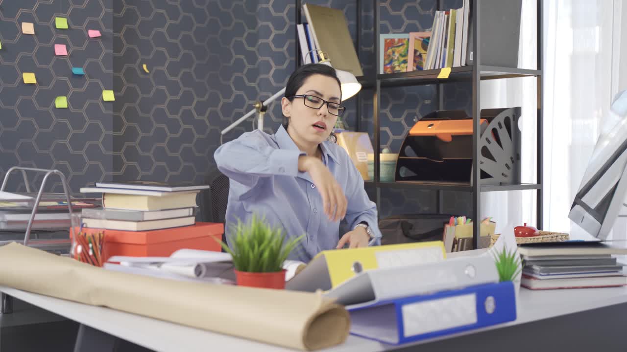 mujer de negocios cansada escribiendo texto en la computadora, mirando papeles y pantalla, trabajando en internet en la oficina.