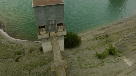 Betonbrücke-Und-Rostiger-Kontrollturm-Am-Ufer-Des-Dali-Mta-stausees