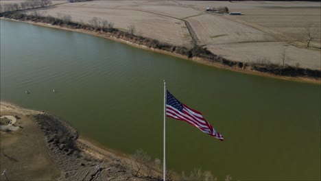 Orbit-Shot-Der-Amerikanischen-Flagge,-Die-Im-Wind-Flattert