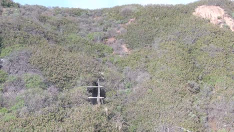 disparo histórico de drones de canal de agua que se eleva hasta el océano