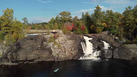 Barco-En-Canoa-En-Las-Cataratas-En-Bracebridge-Cerca-Del-Parque-Provincial-De-Algonquin-En-Ontario,-Canadá