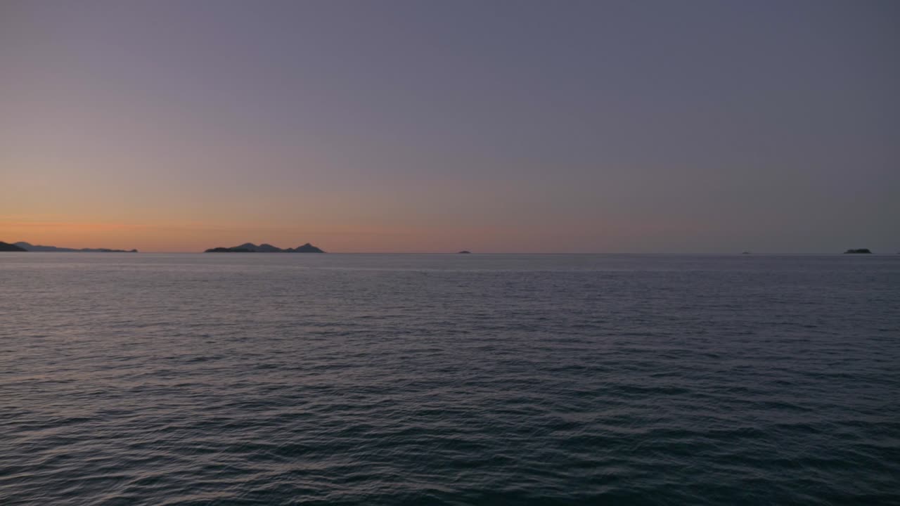 호주 퀸즐랜드의 황금시간대에 휘트선데이 섬에서 요트