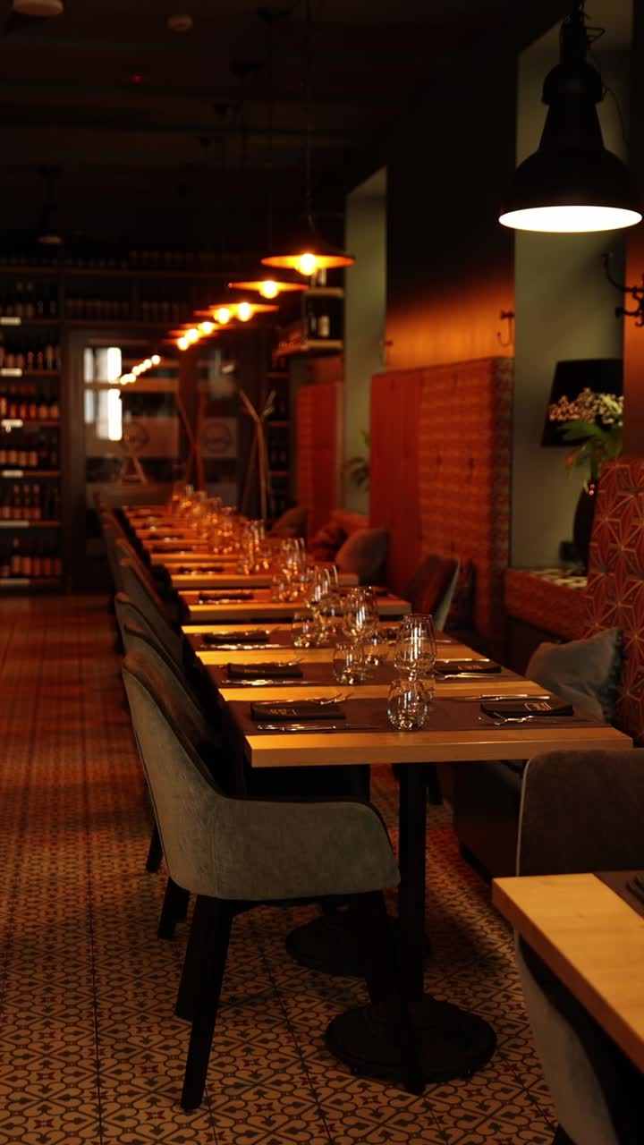 Interior de un restaurante de lujo con mesas formales
