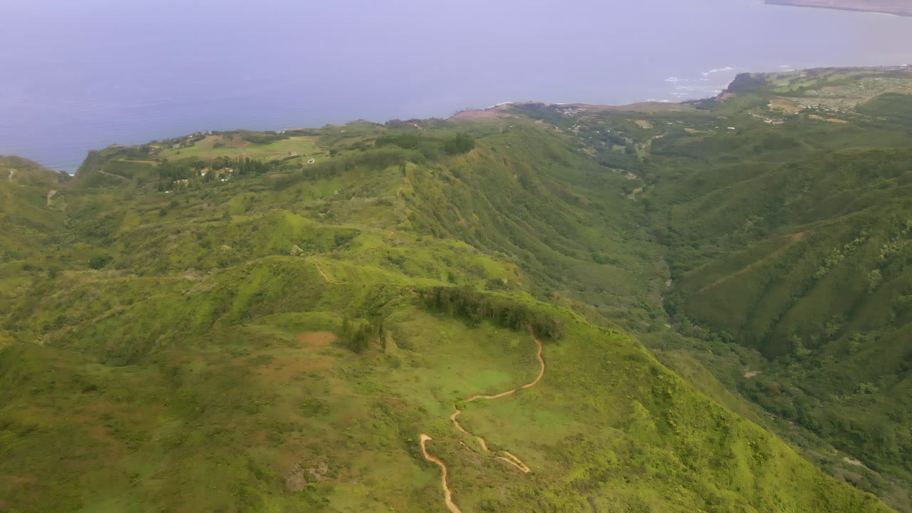 Waihee Ridge Trail di Maui, jalur pendakian gunung terpencil, panorama udara