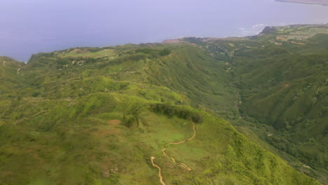 waihee ridge trail en maui, ruta de senderismo de montaña aislada, panorama aéreo