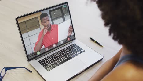 Afroamerikanische-Geschäftsfrau-Nutzt-Laptop-Für-Videoanruf-Mit-Afroamerikanischem-Geschäftskollegen