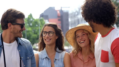 amigos sonriendo mientras interactúan entre sí