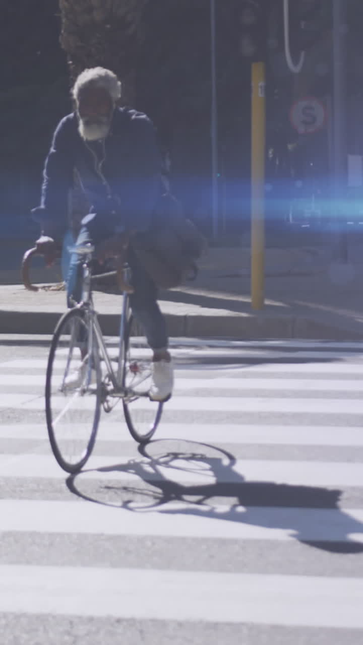 아프리카계 미국인 남자가 자전거를 타고 있는 빛의 반점의 애니메이션