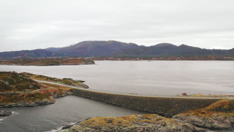 Vista-Aérea-De-La-Carretera-Del-Océano-Atlántico-Que-Atraviesa-Un-Archipiélago-En-Eide-Y-Averoy-En-More-Og-Romsdal,-Noruega---Disparo-De-Drones