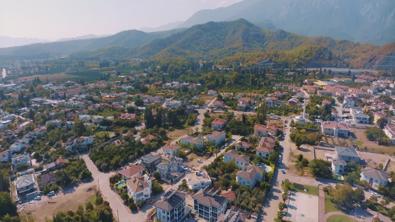 지중해 의 한 도시 의 공중 에서 볼 수 있는 모습