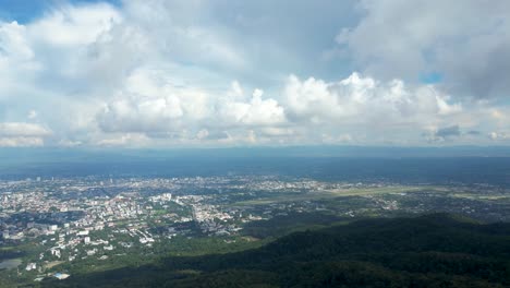 Vorwärts,-Fliegend-Von-Doi-Suthep-In-Thailand-Zum-Panorama-Der-Stadt