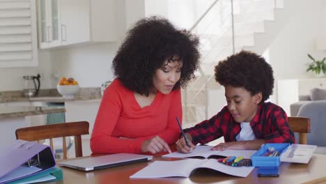 Madre-Ayudando-A-Su-Hijo-Con-La-Tarea-En-Casa