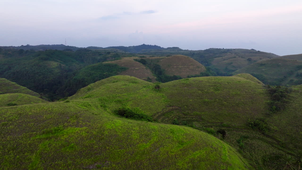 el terreno verde brillante de la colina teletubbies al atardecer en la isla de nusa penida en bali, indonesia