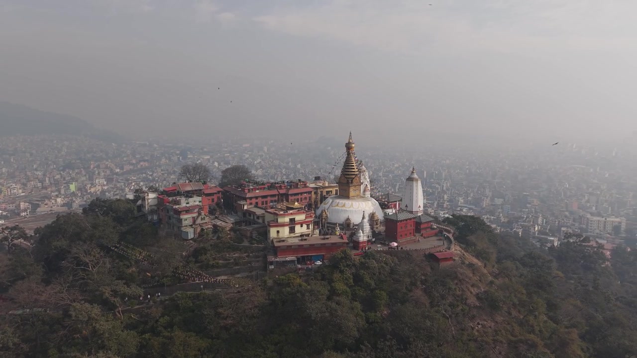 Ampia ripresa aerea con drone della stupa di Swayambhunath e della città di Kathmandu in Nepal