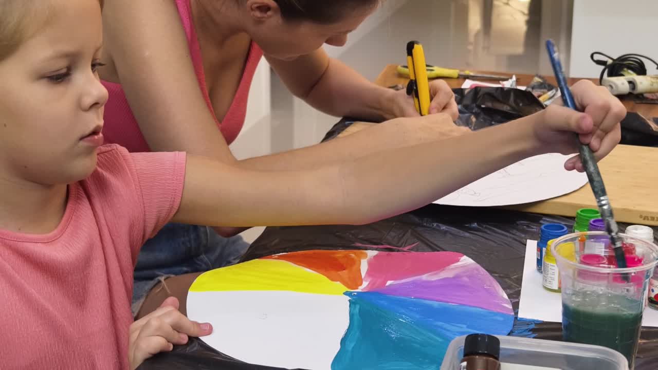 madre e hija pintando juntas