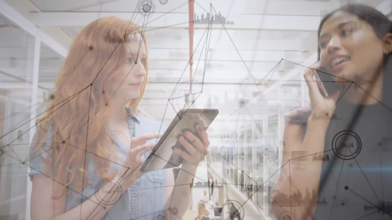 디지털 태블릿을 사용하는 여성에 대한 연결 아이콘의 웹