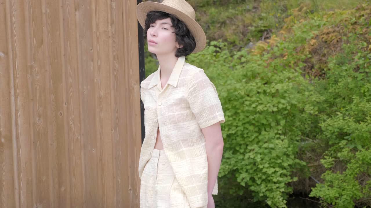 야외에서 전문 촬영을 위해 세트에 여성 패션 모델