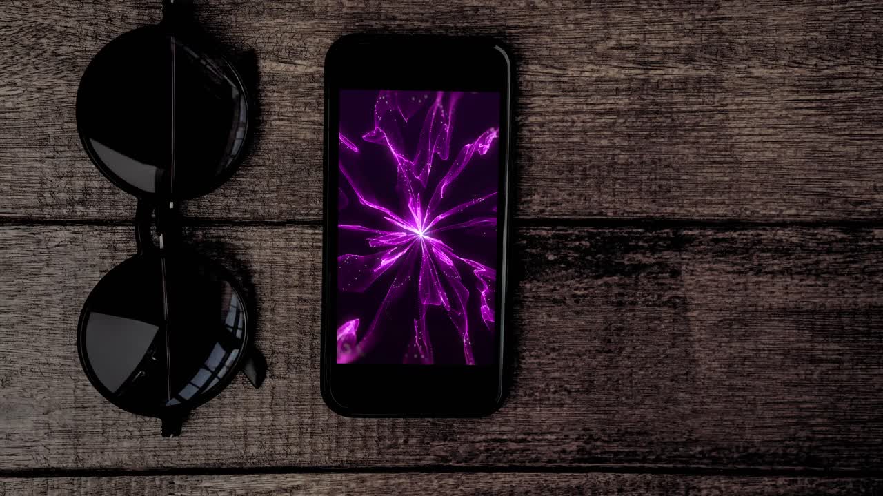 animación de un teléfono inteligente con rastros de luz púrpura en la pantalla y gafas de sol en el escritorio.