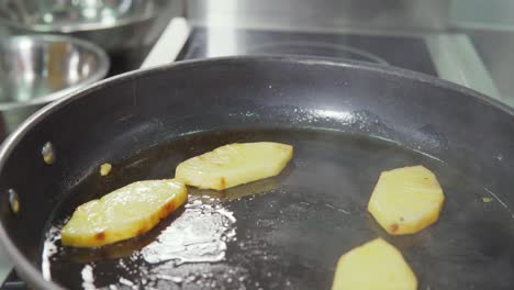 freír patatas en una sartén