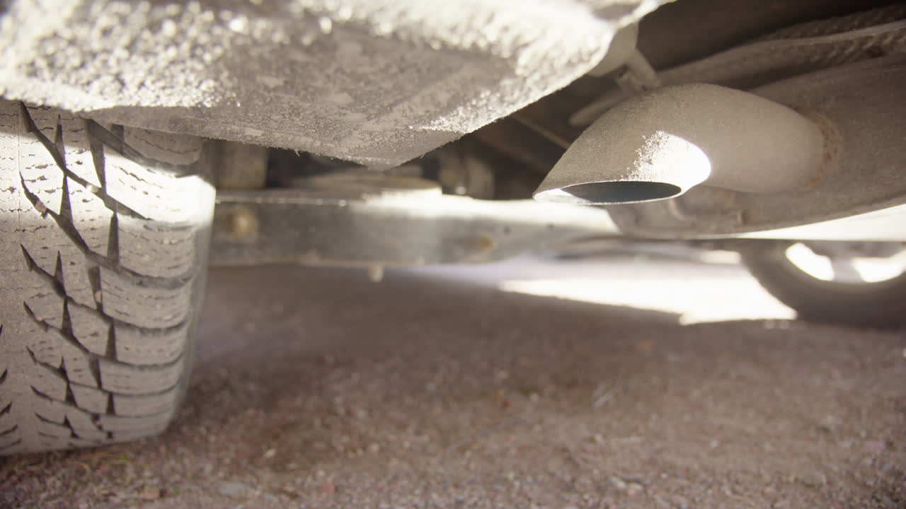 정적 - 자동차가 엔진 공회전 상태에 있을 때 연기가 나는 배기