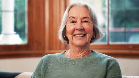 anciana, mujer feliz y sola en casa