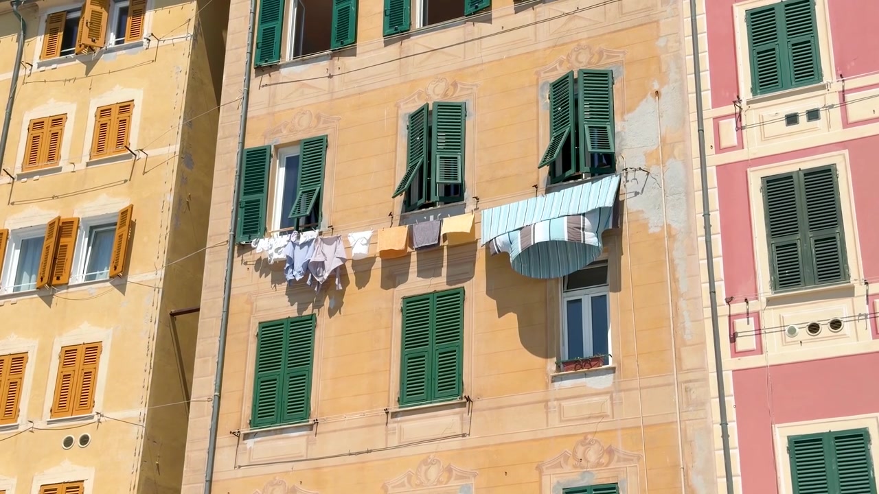 Bucato steso sui fili da colorati edifici europei
