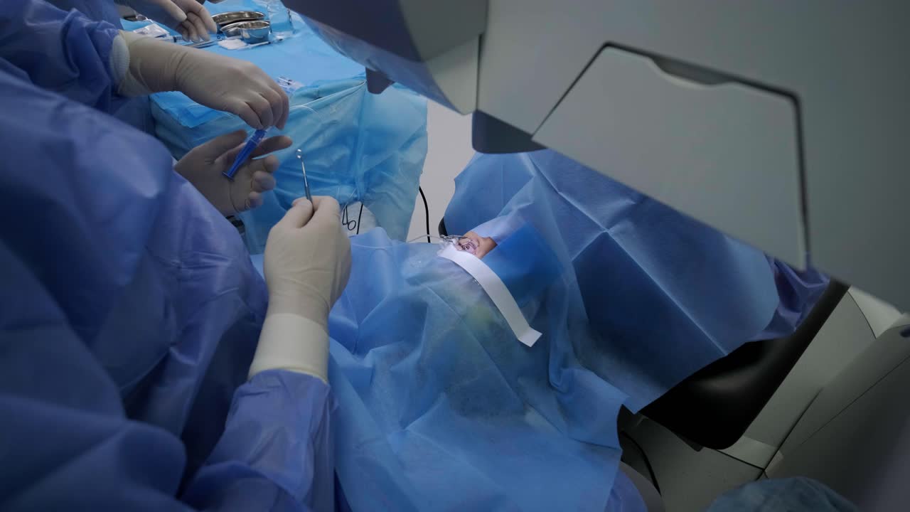 corrección de la visión con láser. un paciente y un equipo de cirujanos en la sala de operaciones durante una cirugía oftalmológica