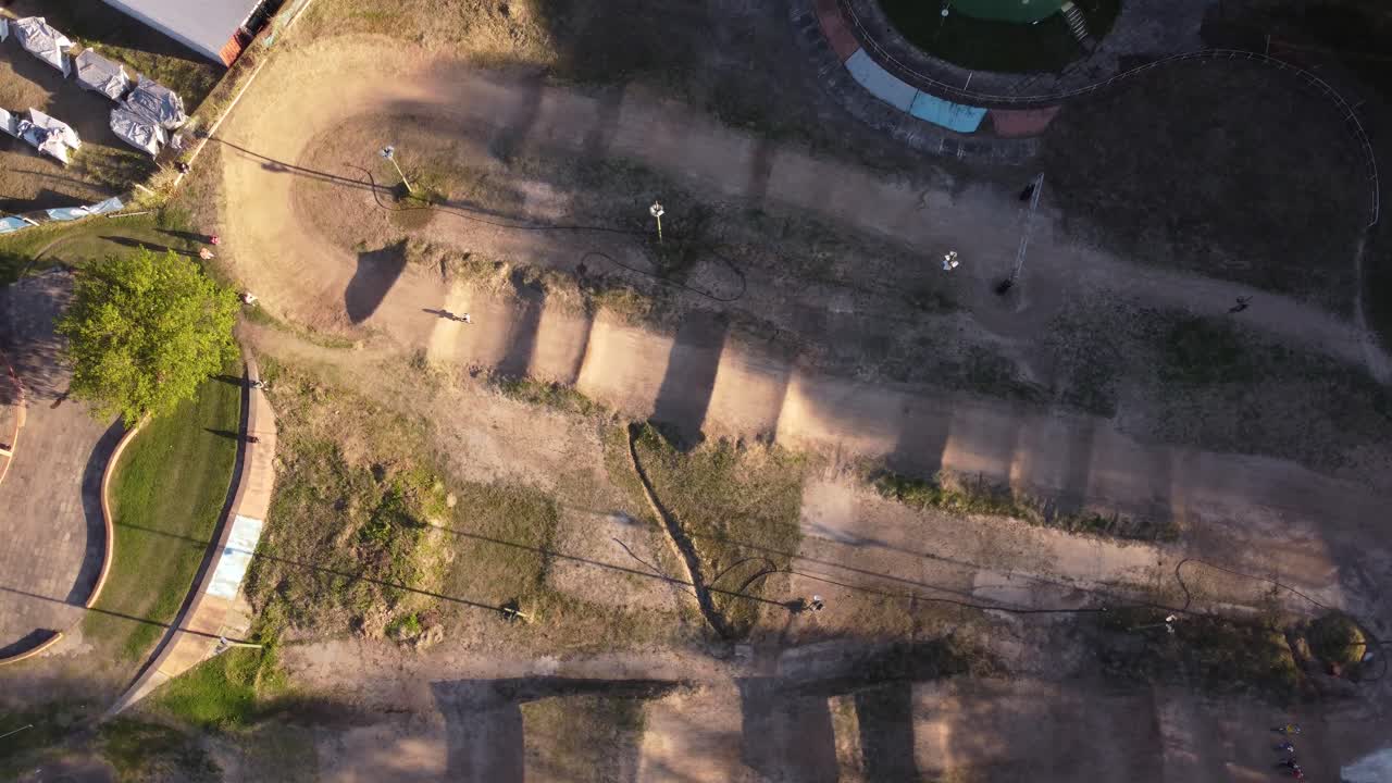 vista aérea de arriba hacia abajo del jinete, montando bicicleta en pumptrack