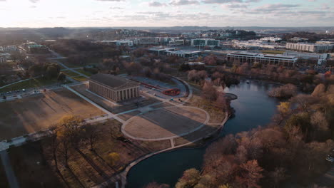 Eine-Drohnenaufnahme-Des-Centennial-Parks-In-Nashville,-Tennessee-Zur-Goldenen-Stunde