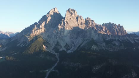 克里斯塔洛山峰 (monte cristallo mountain peak) 位於美國南部的山峰,是世界上最高的山峰之一