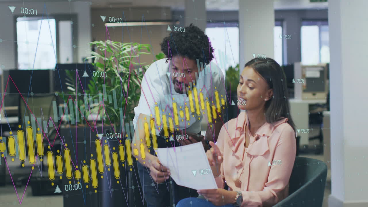 animación del procesamiento de datos financieros sobre diversas personas de negocios en la oficina